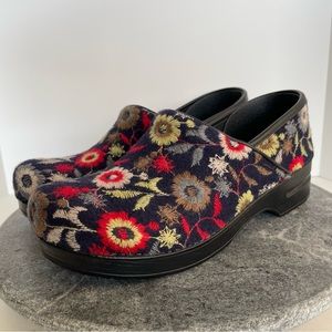 Dansko Embroidered Felt Flowers Floral Clogs NWOT Shoes 42